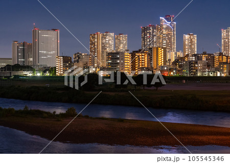 《神奈川県》武蔵小杉タワーマンションの夜景・多摩川河川敷より 《神奈川県》武蔵小杉タワーマンションの夜景・多摩川河川敷より 105545346