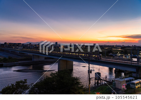 《神奈川県》東急目黒線・夕暮れの多摩川河川敷 105545621