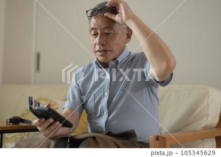 老眼でスマホが見えずらい男性 老眼でスマホが見えずらい男性 105545629