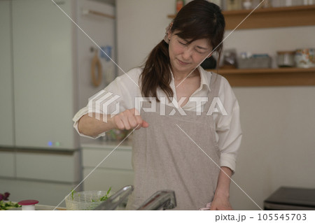 肩が痛くて腕が上がらない主婦 105545703