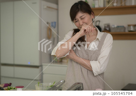 肩が痛くて腕が上がらない主婦 105545704