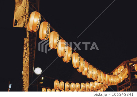 夜の街灯に照らされた夏祭りの提灯 105545841