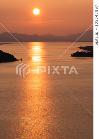 中海の夕日 105545897