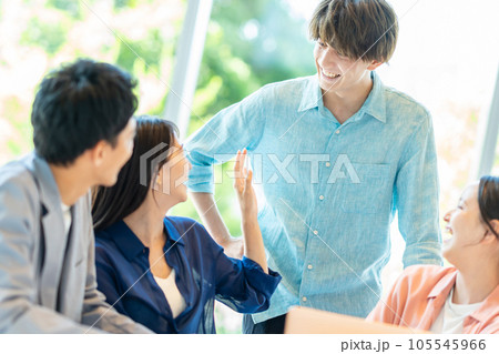 若いビジネスパーソン オフィス ミーティング 若いビジネスパーソン オフィス ミーティング 105545966