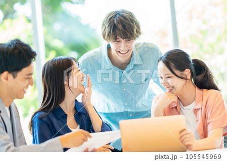 若いビジネスパーソン　オフィス　ミーティング 105545969