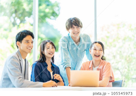 若いビジネスパーソン　オフィス　ミーティング 105545973