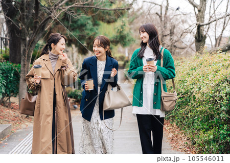 お出掛けをする女性3人組 105546011