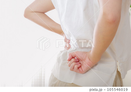 腰が痛そうな若い女性 105546019