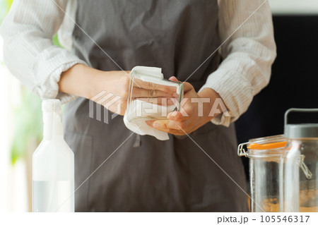ガラス瓶を拭く女性の手元写真 105546317