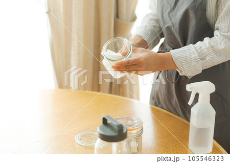 ガラス瓶を拭く女性の手元写真 105546323