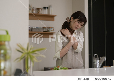 肩が痛くて手で押さえる主婦 肩が痛くて手で押さえる主婦 105546673