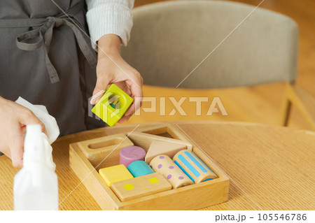 おもちゃの消毒をする女性の手元写真 おもちゃの消毒をする女性の手元写真 105546786