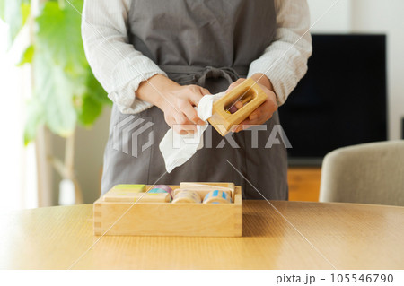 おもちゃの消毒をする女性の手元写真 105546790