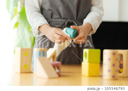 おもちゃの消毒をする女性の手元写真 105546793