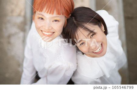 見上げて笑う若い女性 105546799