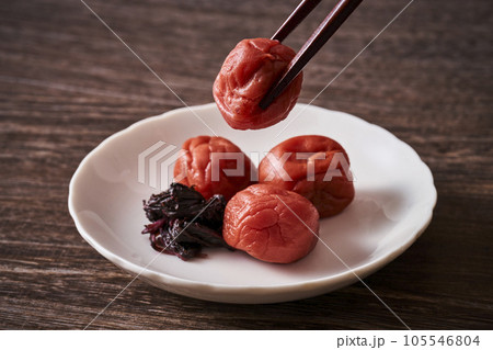 器に盛られた梅干 器に盛られた梅干 105546804