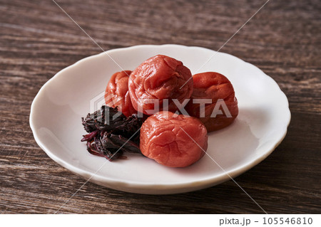 器に盛り付けられた梅干 105546810