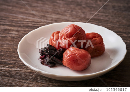 器に盛り付けられた梅干 105546817