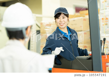倉庫で働く女性ドライバーと作業員 105547191