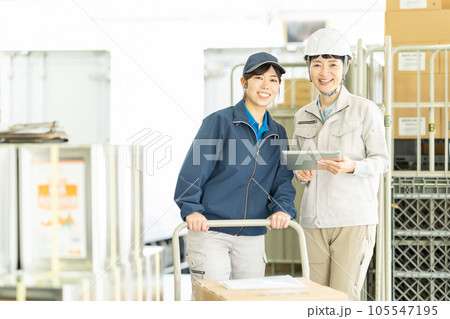 倉庫で働く女性ドライバーと作業員 105547195