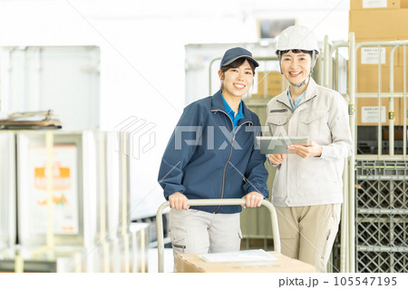 倉庫で働く女性ドライバーと作業員 倉庫で働く女性ドライバーと作業員 105547195