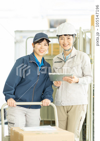 倉庫で働く若い女性 105547196