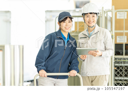 倉庫で働く若い女性 105547197