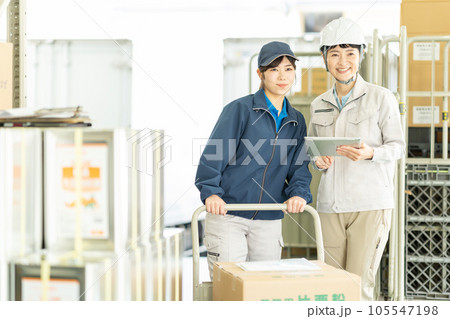 倉庫で働く若い女性 倉庫で働く若い女性 105547198