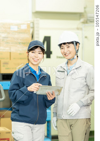 倉庫で働く若い女性 105547206