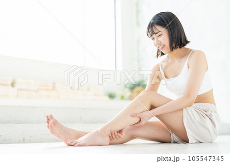 脚のスキンケアをする女性 105547345