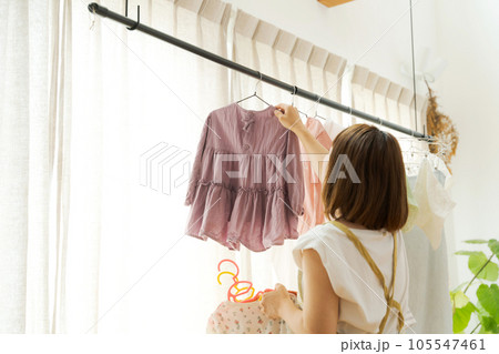 洗濯物を室内に干す女性 105547461