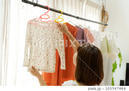 洗濯物を室内に干す女性 105547464