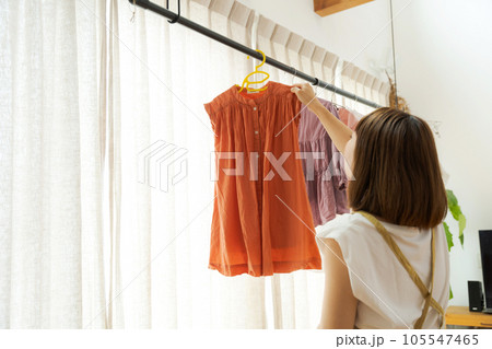 洗濯物を室内に干す女性 105547465