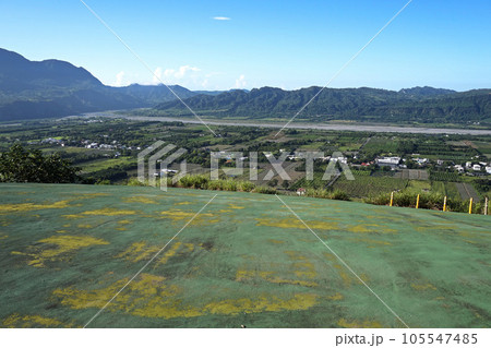 【台湾 台東県】パラグライダーの離陸場所と鹿野郷の風景 105547485