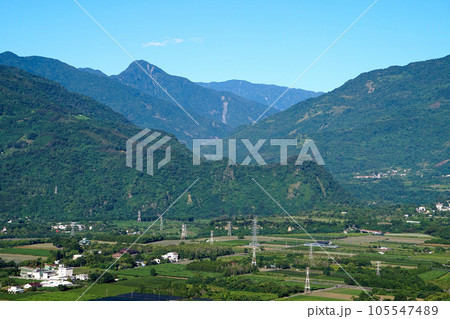 【台湾 台東県】台湾 中央山脈と鹿野郷の風景（鹿野高台からの眺望） 105547489