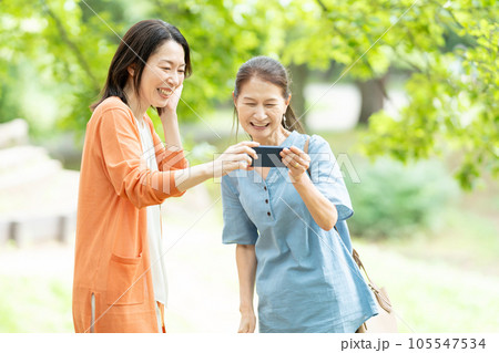 スマホで自撮りをするミドル女性 105547534