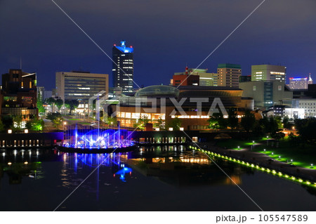 【富山県】晴天の富岩運河環水公園の夜景 【富山県】晴天の富岩運河環水公園の夜景 105547589