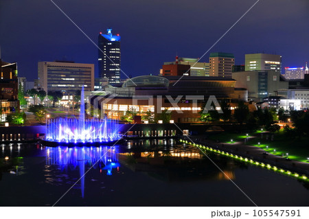 【富山県】晴天の富岩運河環水公園の夜景 【富山県】晴天の富岩運河環水公園の夜景 105547591