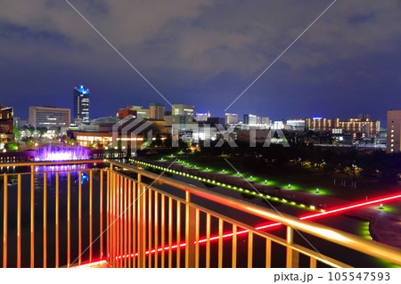 【富山県】晴天の富岩運河環水公園の夜景 【富山県】晴天の富岩運河環水公園の夜景 105547593