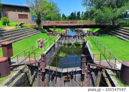 【富山県】晴天の牛島閘門（富岩運河環水公園） 105547597