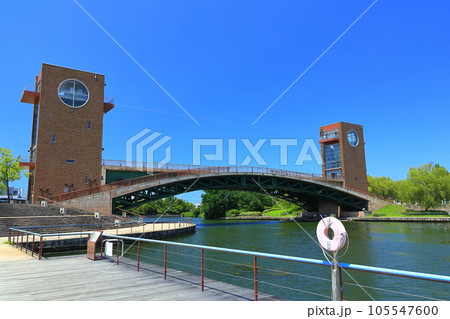 【富山県】晴天の富岩運河環水公園 105547600