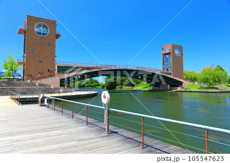 【富山県】晴天の富岩運河環水公園 105547623