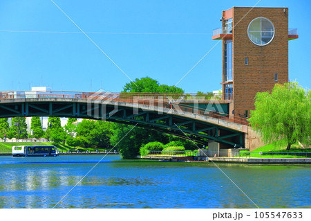 【富山県】晴天の富岩運河環水公園と富岩水上ライン 105547633