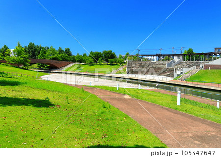 【富山県】晴天の富岩運河環水公園の野外劇場 105547647
