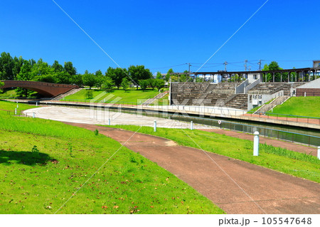 【富山県】晴天の富岩運河環水公園の野外劇場 105547648