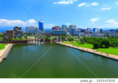 【富山県】晴天の富岩運河環水公園（泉と滝の広場） 105547650