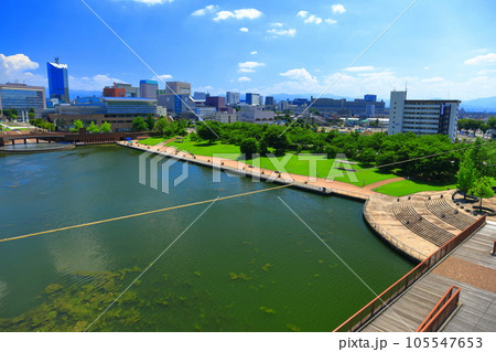 【富山県】晴天の富岩運河環水公園（泉と滝の広場） 105547653