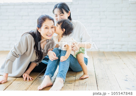 おばあちゃんにキスする赤ちゃん 105547848