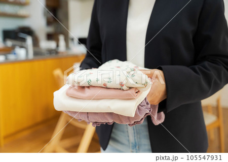 洗濯物を持つ女性のパーツカット 105547931