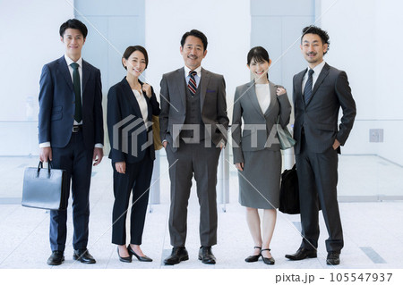 オフィスに並ぶ5人のビジネスマン 横並びの全身 オフィスに並ぶ5人のビジネスマン 横並びの全身 105547937